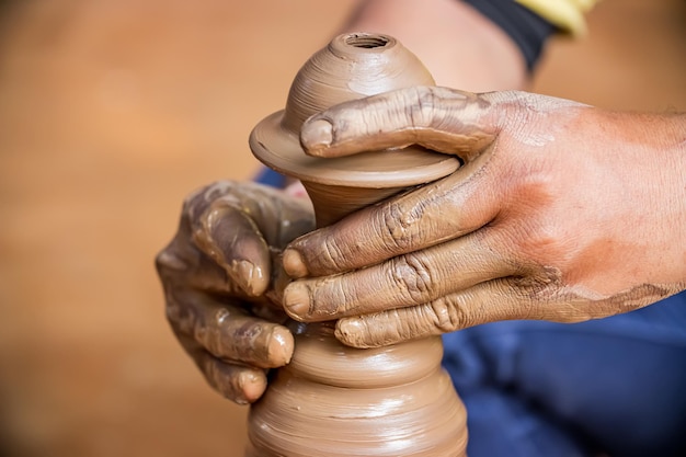 Potter al lavoro fa piatti di ceramica. India, Rajasthan.