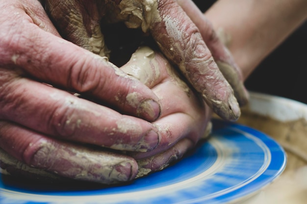 Potter al lavoro fa una brocca con un laboratorio di ceramiche di argilla