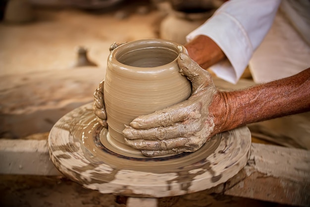 Potter al lavoro realizza piatti in ceramica India Rajasthan