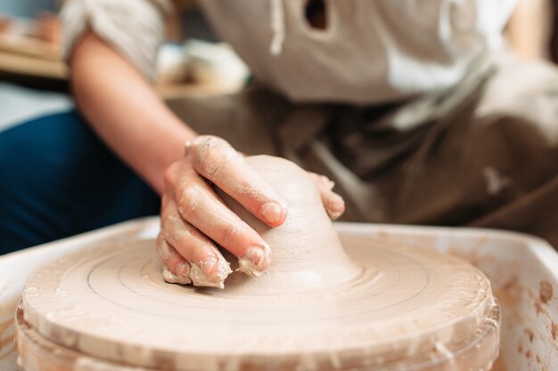 Potter mano nel processo di lavoro