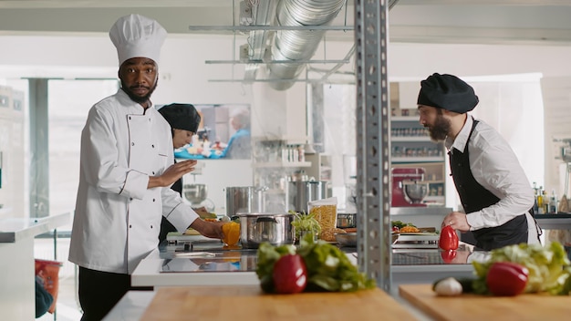 POV di chef gourmet che registra contenuti per programmi di cucina in un programma televisivo, utilizzando la telecamera per filmare i preparativi dei pasti. Autentico cuoco che trasmette una lezione di gastronomia di piatti gourmet. Scatto da treppiede.