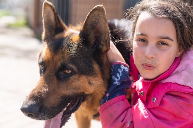 Povera bambina con un cane nel villaggio