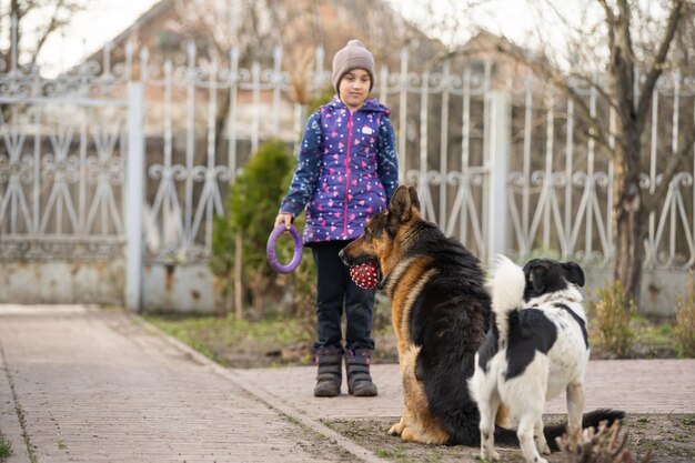 Povera bambina con un cane nel villaggio