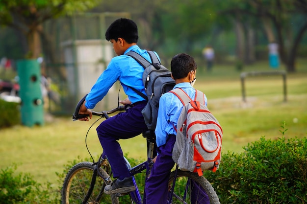 Poveri ragazzi che vanno a scuola in abiti scolastici