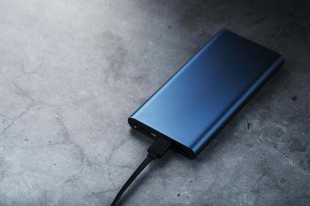 Power Bank esterno portatile a batteria blu con cavo USB