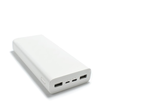 Power bank su sfondo bianco Caricabatterie portatili per la ricarica di telefoni cellulari su fondo bianco