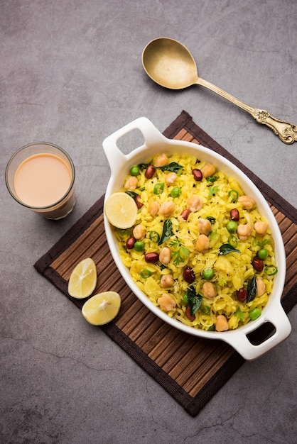 Power Kabuli Chana Poha o Choley Pohe ricco di proteine, popolare Maharashtrian, ricetta indiana per la colazione, messa a fuoco selettiva