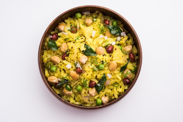 Power Kabuli Chana Poha o Choley Pohe ricco di proteine, popolare Maharashtrian, ricetta indiana per la colazione, messa a fuoco selettiva