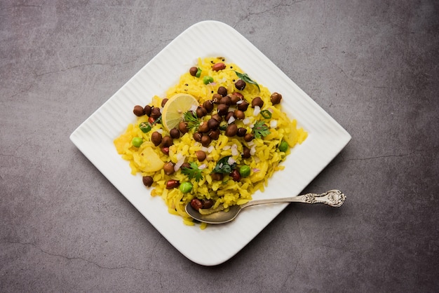 Power Kabuli Chana Poha o Choley Pohe ricco di proteine, popolare Maharashtrian, ricetta indiana per la colazione, messa a fuoco selettiva