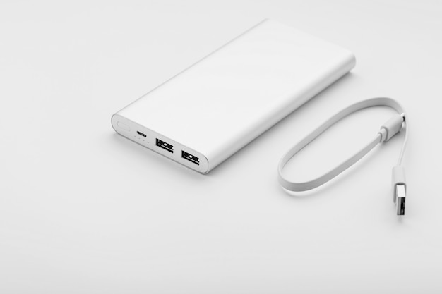 Powerbank per la ricarica di dispositivi mobili con cavo, su una superficie bianca