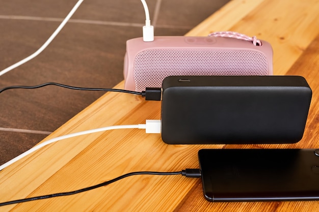 Powerbank ricarica smartphone e altoparlanti portatili tramite USB. Primo piano, messa a fuoco selettiva