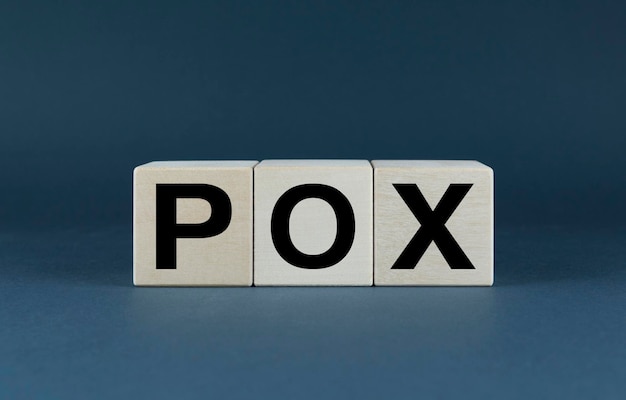 Pox Cubes formano la parola Pox