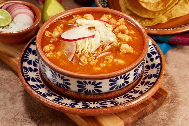 Pozole rojo mexicano con carne de cerdo