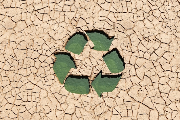 pozzanghera con la forma del simbolo del riciclaggio nel deserto