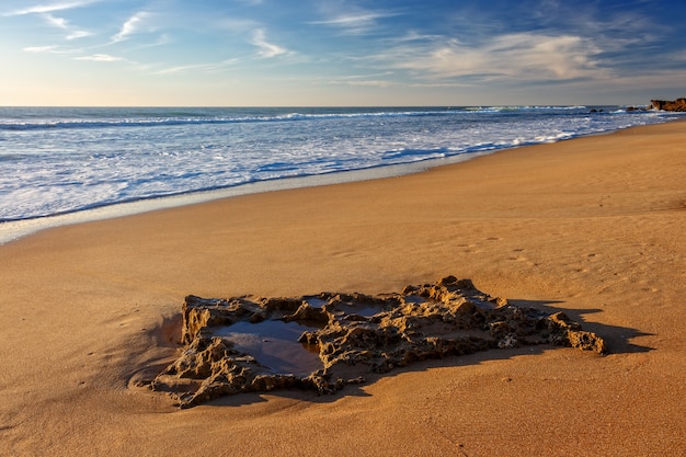 Pozzanghera di acqua marina formata nella roccia