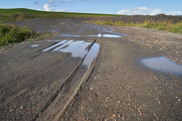 Pozzanghera e sporcizia sulla strada.