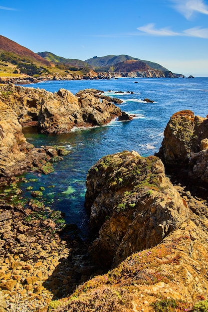 Pozze di marea dall'alto circondate da formazioni rocciose