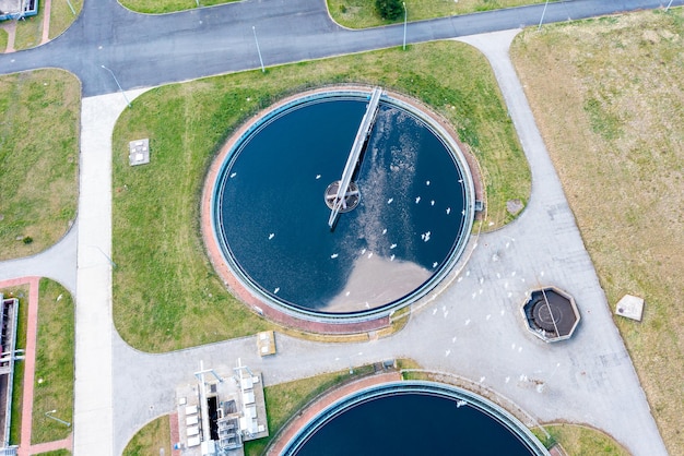 Pozzetto di ricircolo per il trattamento dell'acqua industriale con filtri di pulizia vista dall'alto ecosistema e concetti di ambiente sano