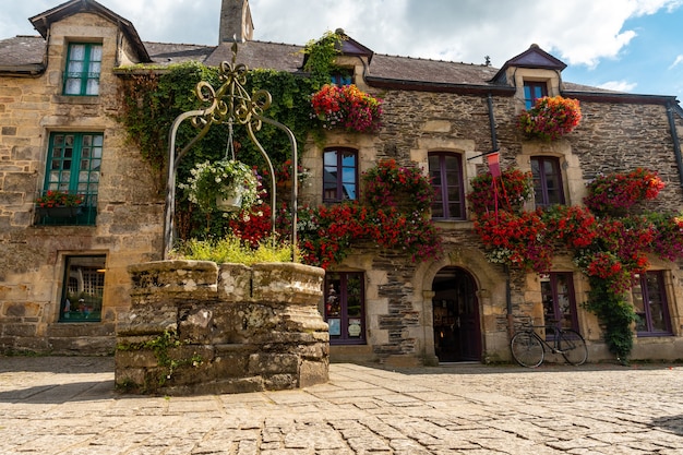 Pozzo d'acqua nella piazza del borgo medievale di Rochefort-en-Terre, dipartimento del Morbihan nella regione della Bretagna. Francia