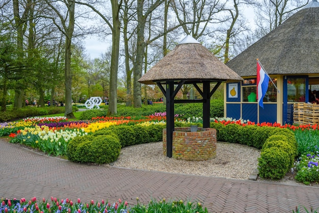 Pozzo di pietra retrò nel parco Keukenhof Lisse Holland Paesi Bassi