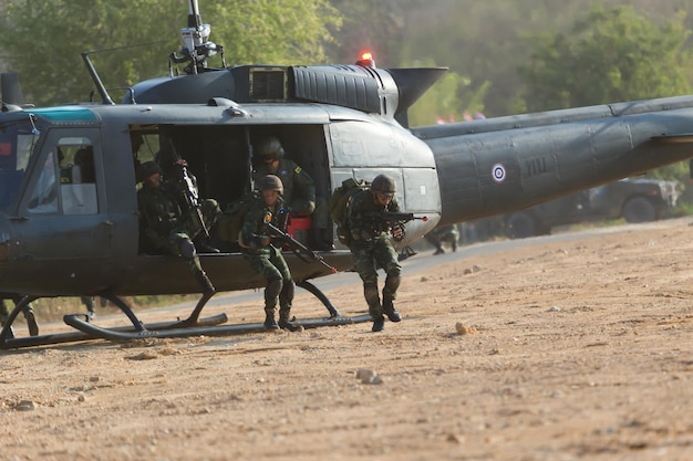 PRACHUABKHIRIKHAN - 22 GENNAIO 2016: Addestramento militare di resistenza il 22 gennaio 2016 a Prachuabkhirikhan, Thailandia.