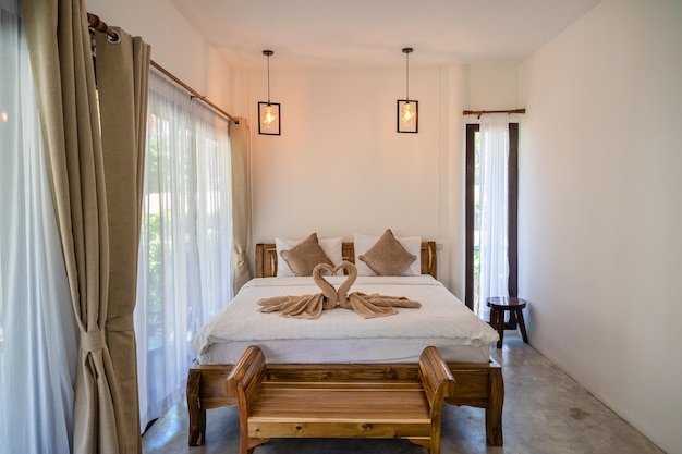 Prachuap Khiri Khan Thailandia 20 aprile 2021 Interno del resort tropicale con biancheria da letto in legno e mobili dal design contemporaneo