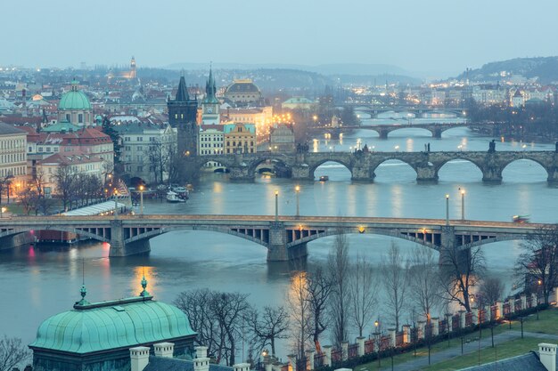 Praga al crepuscolo, vista dei ponti sulla Moldava