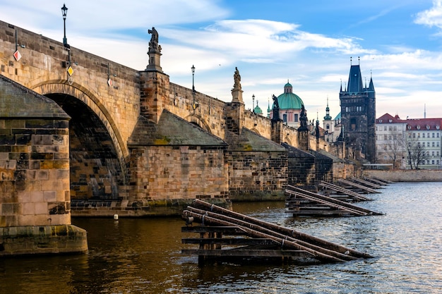 Praga al mattino, il Ponte Carlo si riflette nel fiume Moldava