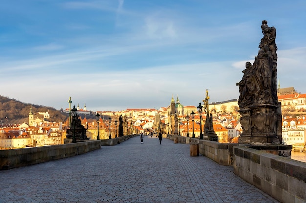 Praga al mattino, Ponte Carlo su uno sfondo di cielo blu, paesaggio urbano