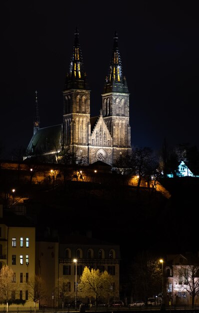 Praga di notte, Basilica dei Santi Pietro e Paolo a Vysehrad, paesaggio urbano