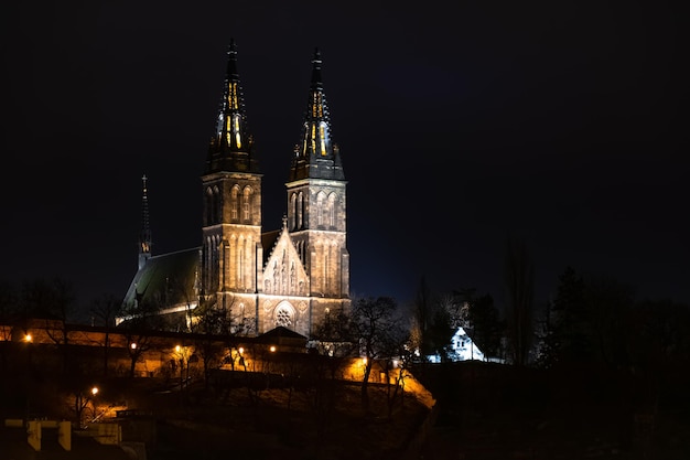 Praga di notte, Basilica dei Santi Pietro e Paolo a Vysehrad, paesaggio urbano