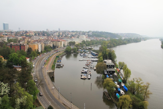 Praga l'argine del fiume Moldava