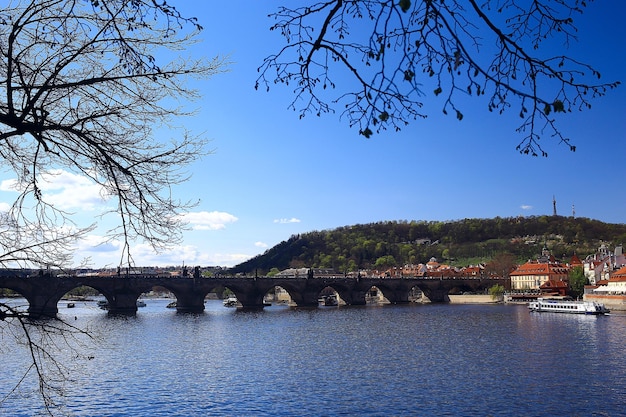 praga ponti fiume / vista turistica panoramica repubblica ceca capitale. Paesaggio con ponti sul fiume Moldava a Praga