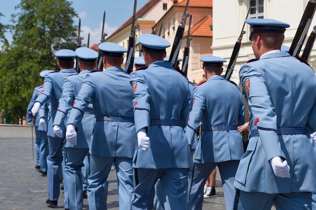 Praga repubblica ceca - 14 giugno 2018 - truppa di guardie del castello di Praga al castello di Hradcany