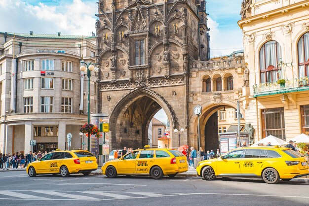 PRAGA REPUBBLICA CECA 22 settembre 2018 taxi giallo parcheggiato a Praga Street vicino alla torre della polvere da vicino