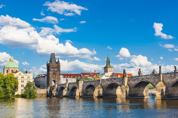 Praga Repubblica Ceca Ponte Carlo sul fiume Moldava su cui naviga la nave