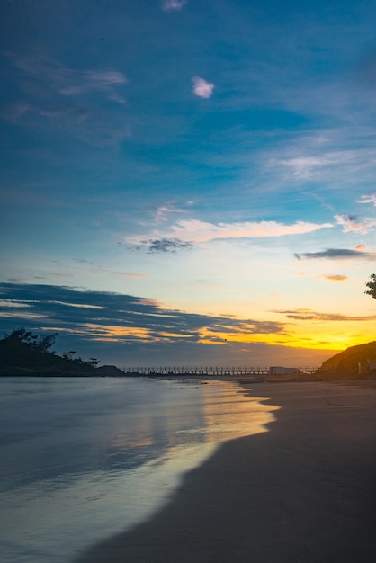 Praia da Armacao Santa Catarina Brasile famosa per le sue pareti rocciose