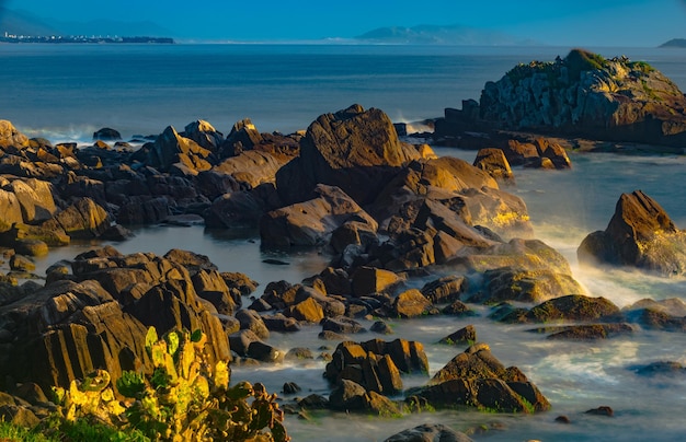 Praia da Armacao Santa Catarina Brasile famosa per le sue pareti rocciose