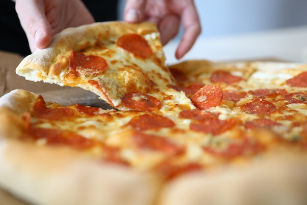 Pranzo a forma rotonda per la famiglia