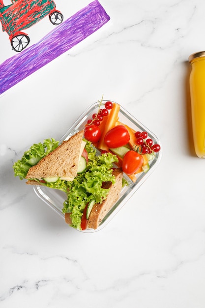 Pranzo a scuola con un panino toast merenda di verdure Contenitore con cibo scolastico da asporto