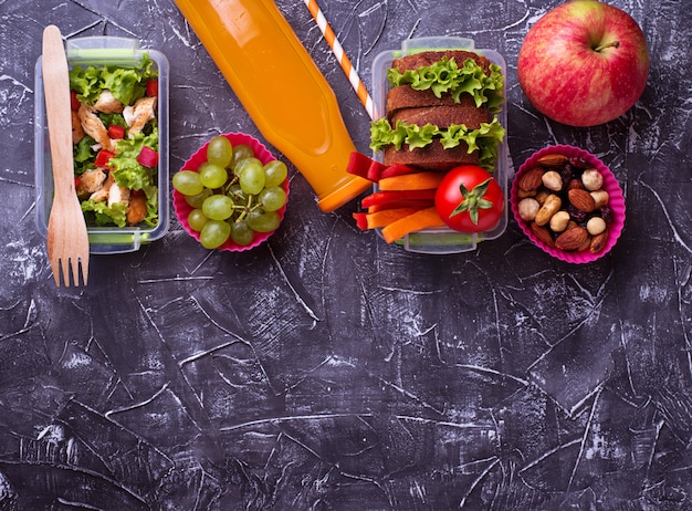 Pranzo a scuola Insalata, panini, frutta e noci