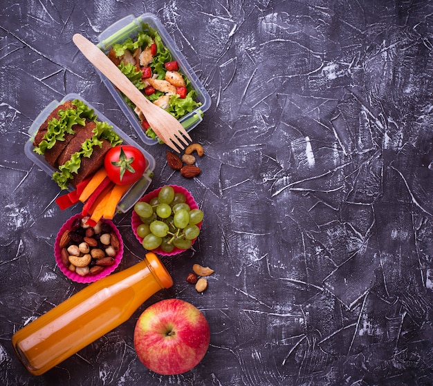 Pranzo a scuola Insalata, panini, frutta e noci