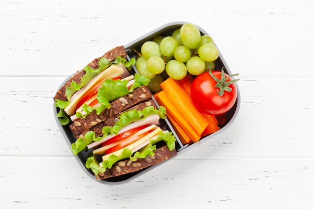 Pranzo a scuola sano con panino e verdure fresche