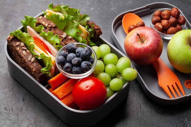 Pranzo a scuola sano con panino e verdure fresche
