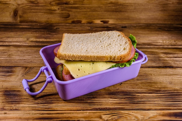 Pranzo al sacco con panini su un tavolo di legno