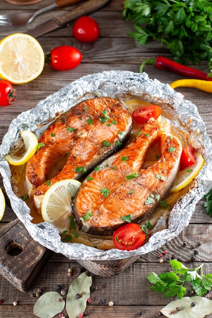 Pranzo al sacco con pesce Filetto di salmone Dieta sana Dieta keto Cucina mediterranea Cena calda al forno da vicino