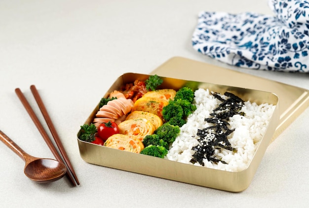 Pranzo al sacco coreano Dosirak Pranzo al sacco Bento Lunchbox con vari Banchan Gyeran Mari Pomodoro Broccoli Kimchi e salsiccia