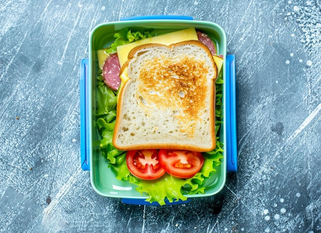 Pranzo al sacco sano Sandwich verdura frutta e succo