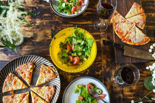 Pranzo all'aperto Tavolo da pranzo con insalata di verdure e pizza