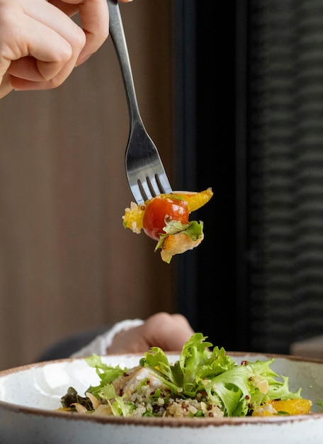 Pranzo cena in ristorante con bicchiere di vino bianco Insalata di verdure fresche e pesche